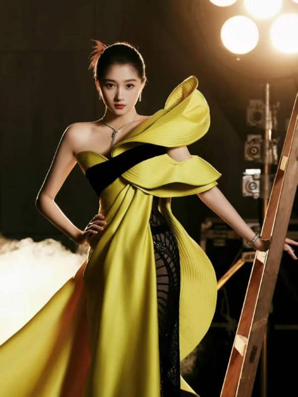 天成创亿 关晓彤金鸡奖新造型曝光, 超强“冷艳御姐”范儿, 网友: 这次又穿对了